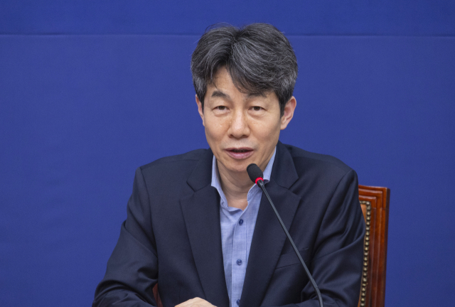 더불어민주당 재난재해대책특별위원회 위원장인 윤건영 의원이 26일 국회에서 열린 재난특위 발대식 및 재난재해 대응매뉴얼 발표회에서 환영사를 하고 있다. 연합뉴스