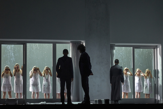 2023년 잘츠부르크 페스티벌 ‘피가로의 결혼식’의 한 장면. 마피아로 설정된 알마비바 백작은 여성들에게 무자비한 폭력을 휘두르는 것으로 묘사된다. 잘츠부르크 페스티벌 홈페이지