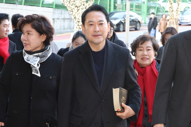 국민의힘 장동혁 대표가 25일 성탄 예배를 보기 위해 서울 서초구 사랑의교회로 들어가고 있다. 연합뉴스