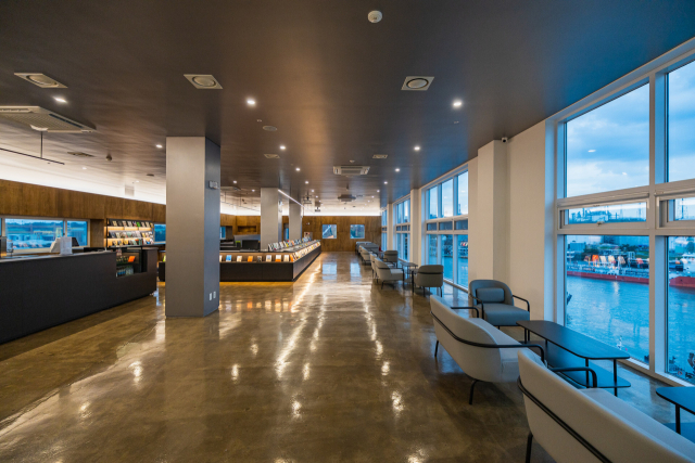 장생포 지관서가는 내부 어디서든 바다를 조망할 수 있다. 지관 재단 제공