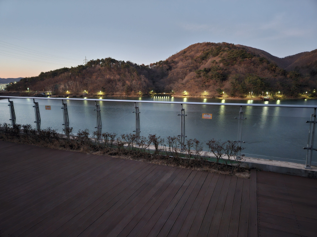 박상진호수공원 지관서가 3층은 호수가 보이는 정원으로 야외 의자에서 책을 읽을 수 있다. 김효정 기자