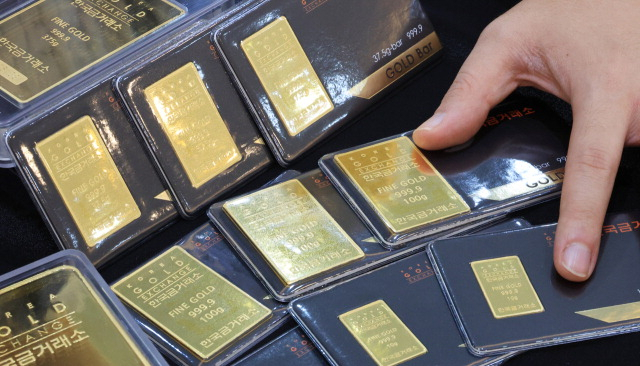 금값이 천정부지로 치솟으며 사상 최고가를 연일 갈아치우고 있다. 최근 순금 한 돈 매입 가격이 처음으로 93만 6000원을 돌파했고, ‘돌 반지 한 돈 100만 원’ 시대도 머지 않았다는 전망이 나온다. 인천 중구 한국금거래소 영종도점에 전시된 골드바. 연합뉴스