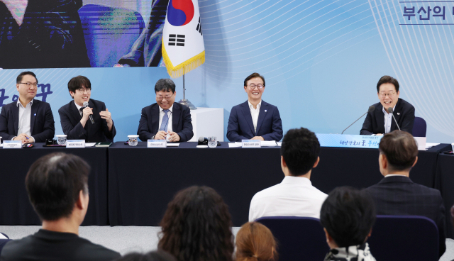 하정우(왼쪽 첫 번째) 대통령실 인공지능(AI) 미래기획수석이 지난 7월 25일 부산 부경대에서 열린 타운홀미팅 '부산의 마음을 듣다' 간담회에서 이재명 대통령과 발언을 주고 받고 있다. 연합뉴스