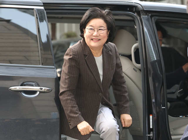 이혜훈 기획예산처 장관 후보자가 29일 서울 중구 예금보험공사에 마련된 인사청문회 준비 사무실로 향하며 미소를 보이고 있다. 연합뉴스