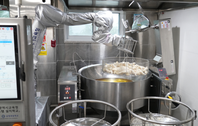 부산 학교 급식실에 설치된 조리로봇 모습. 부산시교육청 제공