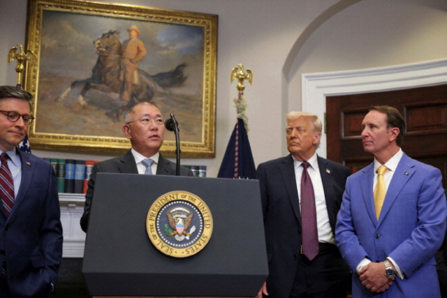 정의선 현대차그룹 회장이 지난 3월 미국 워싱턴 백악관에서 도널드 트럼프 미국 대통령 등이 참석한 가운데 현대차그룹의 대미 투자 계획을 발표하고 있다. 연합뉴스