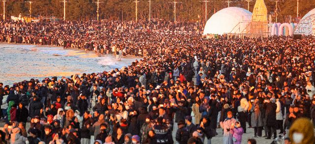 1일 부산 지역 해맞이 명소 곳곳에서는 새 출발을 알리는 병오년 해맞이 행사가 열린다. 사진은 2025년 1월 1일 부산 해운대구 해운대해수욕장을 찾은 시민과 관광객들이 새해 첫 해돋이를 감상하는 모습. 부산일보DB