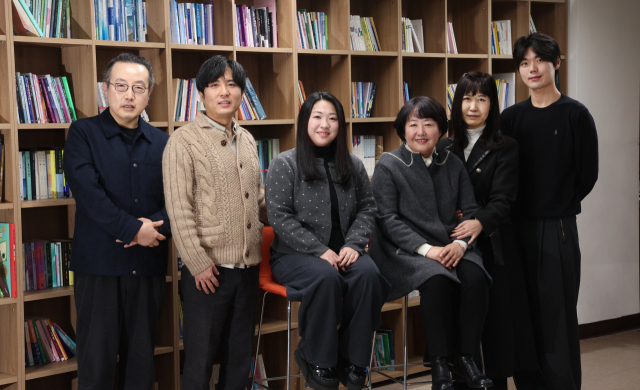 2026 부산일보 신춘문예 당선자들 얼굴에선 설렘과 기대가 가득하다. 왼쪽부터 동시 류한월, 평론 김형식, 희곡 김재은, 시조 최애경, 시 박은우, 단편소설 윤현준. 이재찬 기자 chan@