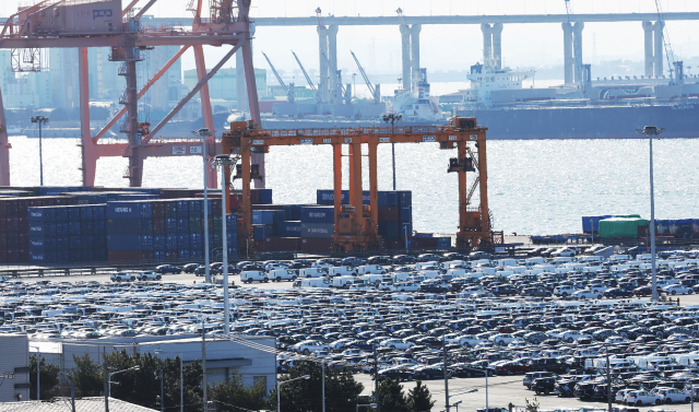 미국 관세 등 악조건 속에서도 지난해 한국의 수출이 사상 처음 7000억 달러를 넘기며 역대 최대 실적을 기록했다. 사진은 1일 경기도 평택항에 수출용 자동차가 세워져 있는 모습. 연합뉴스