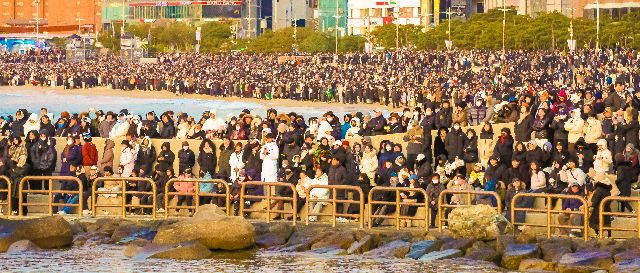 2026년 (병오년) 새해 첫날인 1일 오전 부산 해운대구 해운대해수욕장을 찾은 시민과 관광객들이 올해 첫 해돋이를 감상하고 있다. 김종진 기자 kjj1761@
