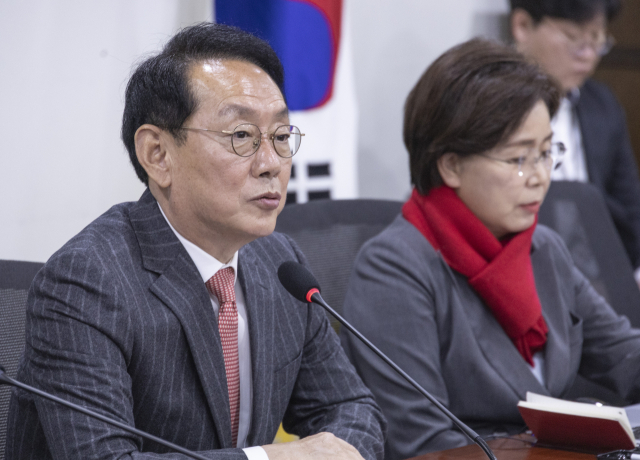 국민의힘 재선의원 공부 모임인 '대안과 책임'이 16일 국회의원 회관에서 개최한 '지방선거 D-6개월 어떻게 해야 승리할 수 있나?' 토론회에서 김도읍 정책위의장이 인사말을 하고 있다. 연합뉴스