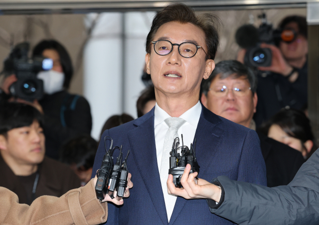 지난달 19일 통일교 측으로부터 현금 등을 받은 혐의로 서울 서대문구 경찰청에 피의자 신분으로 출석하는 전재수 의원. 연합뉴스