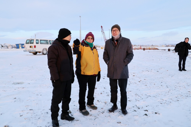 박형준(오른쪽 ) 부산시장이 지난 6일(현지 시간) 미국 알래스카주 놈 항만을 방문했다. 부산시 제공