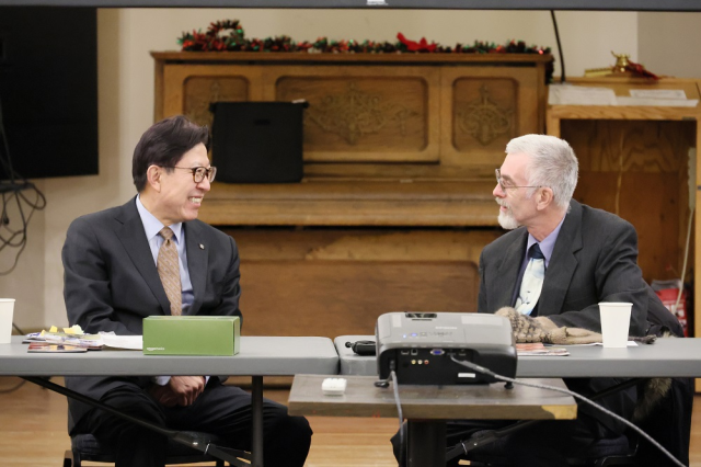 박형준(왼쪽) 부산시장이 지난 6일(현지 시간) 미국 알래스카주 놈시에서 케니 휴즈 시장과 면담하고 있다. 부산시 제공