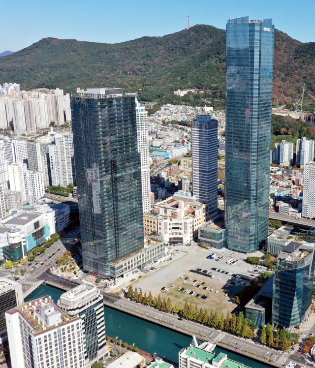 지난해 준공된 부산 남구 문현동 BIFC Ⅱ(왼쪽) 건물. 정종회 기자 jjh@