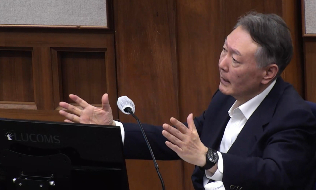 윤석열 전 대통령이 지난달 24일 서울 서초구 서울중앙지법에서 열린 내란 우두머리 혐의 속행 공판에 출석해 발언하고 있다. 연합뉴스