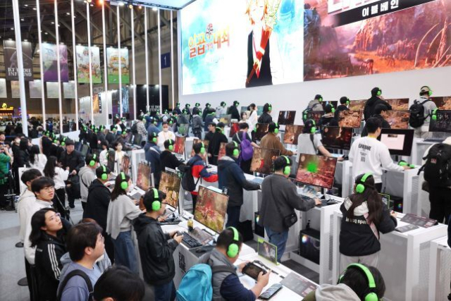 지난해12월 13일 부산 해운대구 벡스코 제1전시장이 신작 게임을 즐기려는 관람객들로 붐비고 있다. 부산일보DB.
