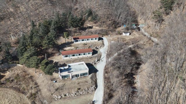 경남 거창군 ‘웰컴투 월성골 창의아이디어’ 사업의 웰빙라이프센터·힐링센터 모습. 현재 3년 넘게 운영이 중단된 상태다. 김현우 기자