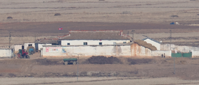 11일 인천 강화군 강화평화전망대에서 바라본 북한 황해북도 개풍군 마을에 인공기와 주민들이 보인다. 북한 김여정 노동당 부부장은 이날 조선중앙통신 담화를 통해 한국발 무인기가 북한 영공을 침범했다며 책임을 경고했다. 연합뉴스