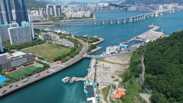아이에스동서(주)가 재추진하는 부산 남구 이기대 아파트 건설 사업이 부산시 경관·건축 소위원회를 조건부로 통과했다. 아파트 건설 예정 부지와 일대 전경. 김종진 기자 kjj1761@