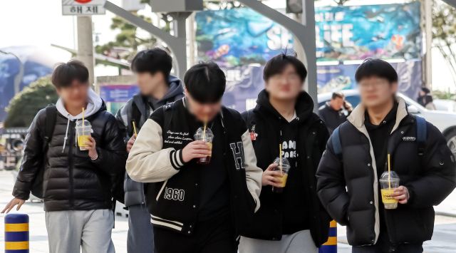 14일 부산 해운대 해수욕장 일대에서 시민들이 커피를 마시며 산책하고 있다. 김종진 기자 kjj1761@