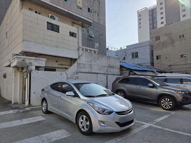 부산 영도구 최대 규모 전통시장인 남항시장에 공영주차장을 조성하는 계획을 두고 논란이 인다. 사진은 공영주차장이 들어설 부지 모습. 임시 주차장과 주택가로 이뤄져 있다. 김재량 기자 ryang@