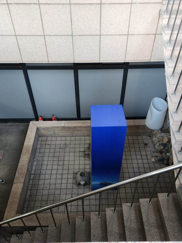 부산 동구 수정동 해양수산부 본관 지하 1층에 설치돼 있던 남근상이 덮개로 가려졌다. 독자 제공