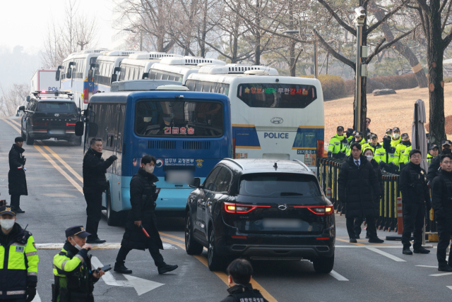윤석열 전 대통령의 특수공무집행방해, 범인도피교사, 직권남용 권리행사방해 혐의 사건 1심 선고가 열린 지난 16일 윤석열 전 대통령이 탄 것으로 추정되는 호송차가 서울중앙지방법원 안으로 향하고 있다. 연합뉴스