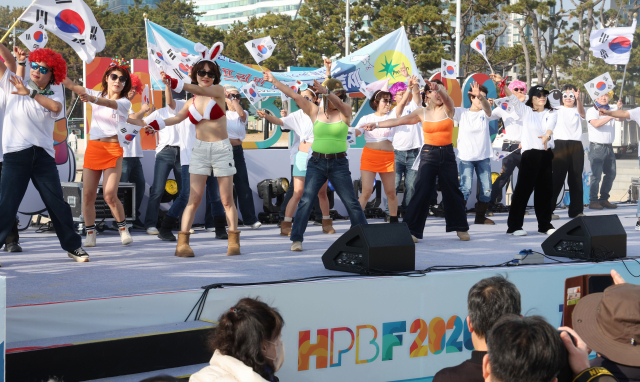 바다수영 동호회 ‘프리핀’ 회원들이 독도 사랑 플래시몹을 펼치고 있다. 정종회 기자 jjh@