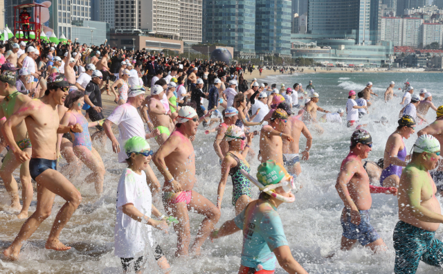 18일 부산 해운대해수욕장에서 열린 제39회 해운대 북극곰축제 참가자들이 추위에 아랑곳하지 않고 바다로 뛰어들고 있다. 부산일보사가 주최한 이번 행사에는 2만여 명의 시민과 관광객이 참여했다. 정종회 기자 jjh@