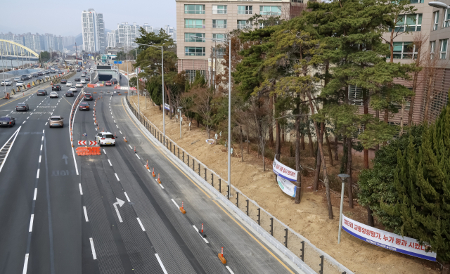 만덕~센텀 대심도 진입도로 설치 과정에서 해운대구 재송동 더샵센텀파크 1단지 아파트 완충녹지 일부를 편입 사용해 주민들이 반발하고 있다. 19일 해당 부지와 일대 전경. 김종진 기자 kjj1761@