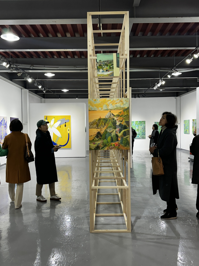 지난 9일 열린 Space Bv 개관 기획전 ‘말을 거는 그림들: The Whispering Canvas’ 전시 오프닝 모습. 김은영 기자 key66@