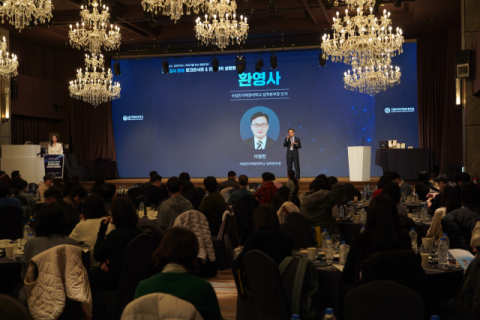 이영찬 입학본부장이 환영사를 하고 있다.