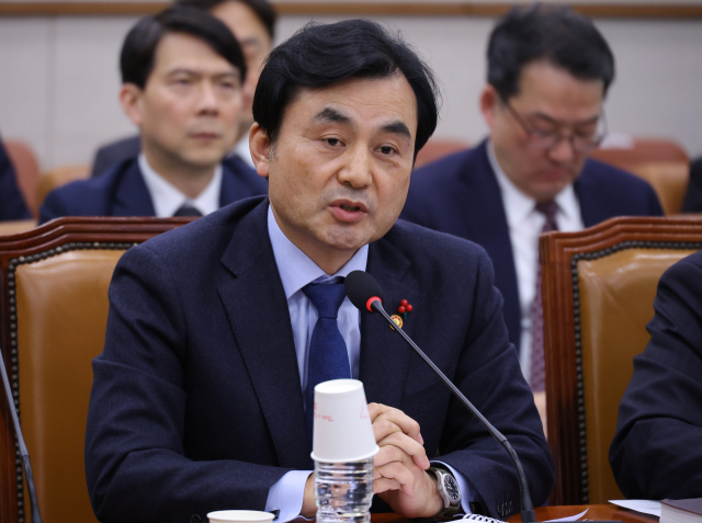 안규백 국방부 장관이 12일 서울 여의도 국회에서 열린 법제사법위원회 전체회의에서 의원 질의에 답하고 있다. 연합뉴스