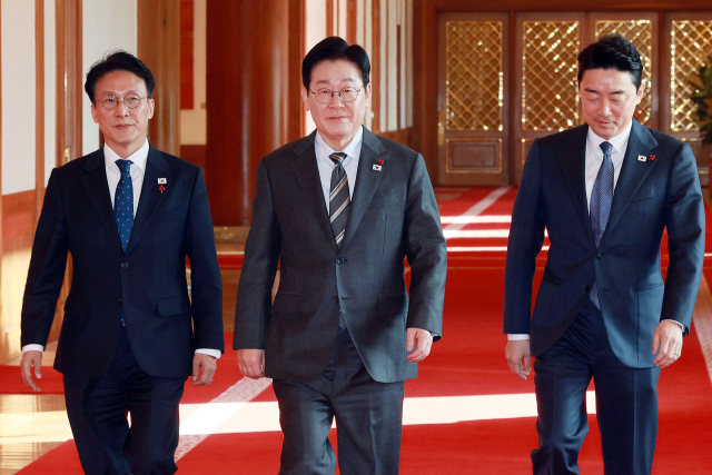 이재명 대통령과 김민석 총리, 강훈식 비서실장이 20일 청와대에서 열린 국무회의 참석을 위해 회의장으로 향하고 있다. 연합뉴스