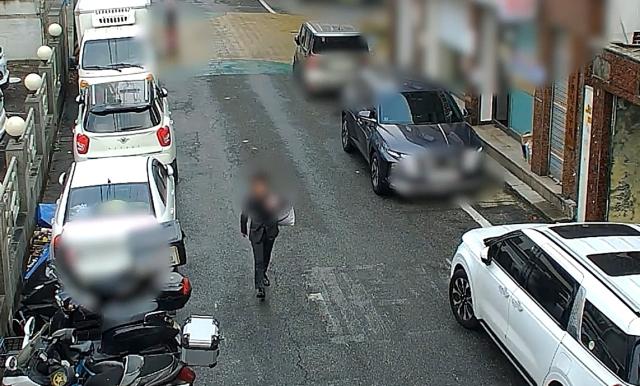 범행 후 양복으로 환복한 피의자. 경기남부경찰청 제공. 연합뉴스