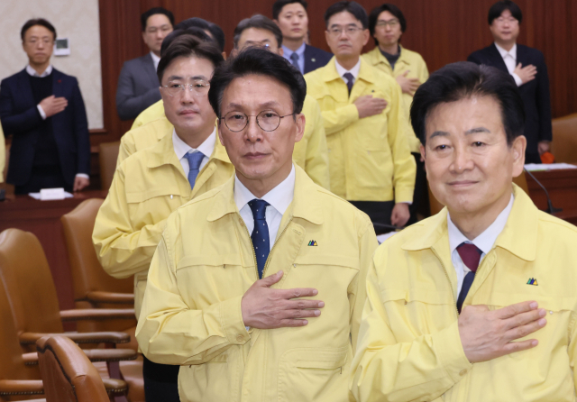 김민석 국무총리가 20일 서울 종로구 정부서울청사에서 열린 국가테러대책위원회에서 국기에 경례하고 있다. 연합뉴스