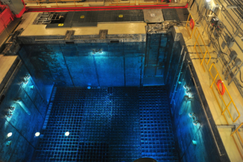 “원전 사후 처리 향한 첫걸음” vs “비용 줄이려는 의지 계속 반영”