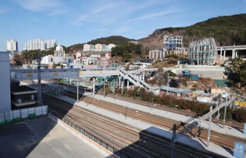 부전마산선 지연에 반쪽 된 '123억 육교'