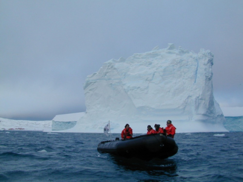 남극 기지 대원들은 바다에서 이동할 때 고무 보트를 이용한다. 김예동 제공