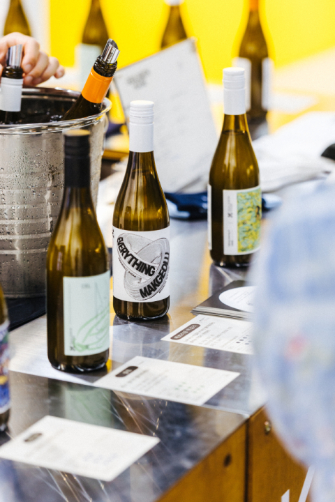 글로벌 시대를 맞아 부산 술은 세계를 부산 사람으로 묶는 역할을 하고 있다. 사진은 ‘꿀꺽하우스’가 미국 양조장과 협업해서 만든 ‘에브리띵 막걸리’를 비롯한 라인업. 꿀꺽하우스 제공