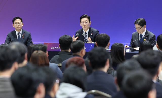 이재명 대통령이 23일 울산전시컨벤션센터에서 열린 '울산의 마음을 듣다' 타운홀미팅 간담회에서 발언하고 있다. 연합뉴스