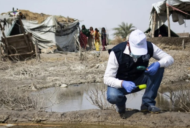 트럼프 미국 행정부가 트럼프 대통령이 취임 첫날 지시했던 세계보건기구(WHO) 탈퇴를 완료했다. 사진은 아프리카 지역 수질을 검사 중인 WHO 직원. WHO 홈페이지