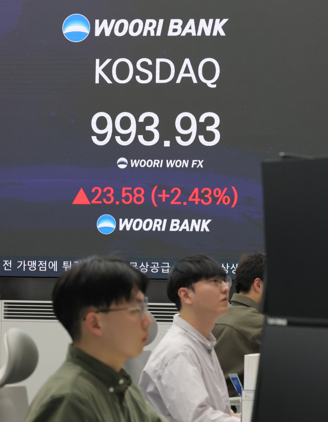 지난 23일 서울 중구 우리은행 본점 딜링룸 현황판에 코스닥 지수가 표시돼 있다. 연합뉴스