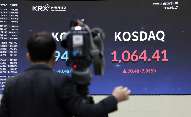 코스닥 지수가 4년여만에 1,000선을 넘어선 26일 서울 영등포구 한국거래소 홍보관 현황판에 코스닥 지수가 표시되고 있다. 코스닥은 전장보다 70.48포인트(7.09%) 오른 1,064.41로 장을 마쳤다. 연합뉴스