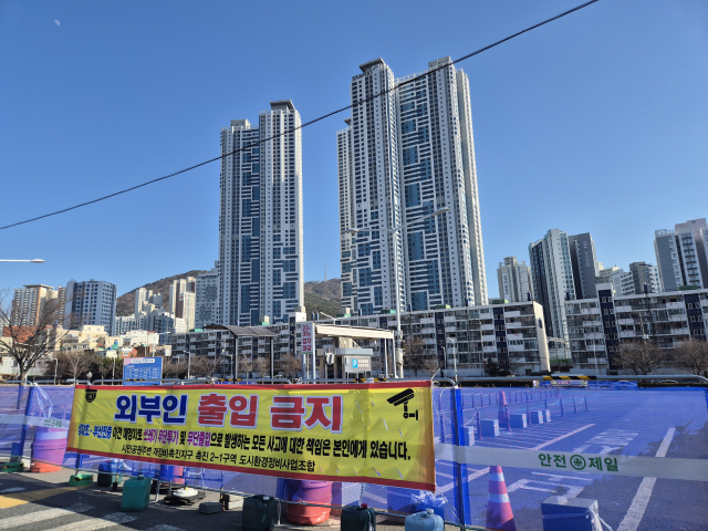 부산시가 지난 1일 폐쇄된 부산시민공원 남문 야외 주차장을 임시 재개장 하는 방안을 검토하고 있다. 사진은 27일 오후 옛 남문 야외주차장. 김동우 기자 friend@