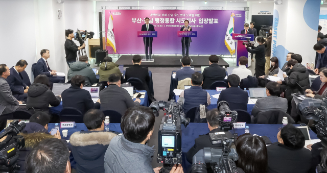 박형준 부산시장과 박완수 경남도지사가 28일 경남 창원 진해구 부산신항 내 동원글로벌터미널 홍보관에서 부산·경남 행정통합 공동 입장문을 발표하고 있다. 김종진 기자 kjj1761@