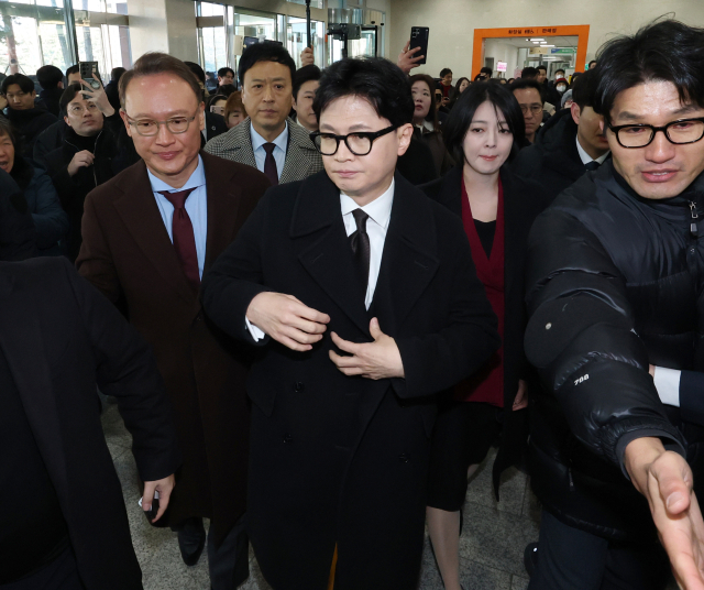 국민의힘에서 제명된 한동훈 전 대표가 29일 제명 결정과 관련해 기자회견을 하기 위해 국회 소통관으로 향하고 있다. 연합뉴스