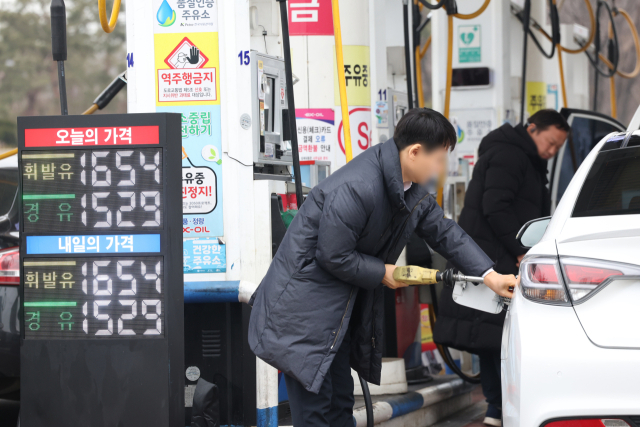 부산지역과 전국 주유소의 휘발유와 경유 주간 평균 판매가격이 8주 연속 하락했다. 사진은 서울의 한 주유소 모습. 연합뉴스