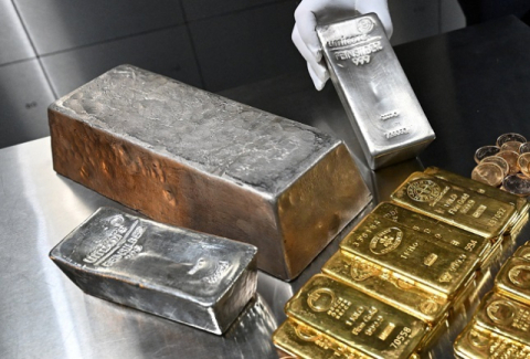 은 가격 하루만에 30% 폭락…금도 10% 넘게 하락